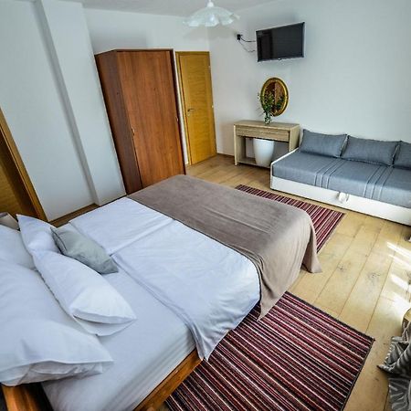 Sixteen Lakes Guest House 2 Jezerce Esterno foto